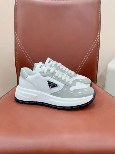 已认证 prad*最新Re-Nylon系列 三角标 情侣款 休闲 厚底 运动鞋 老爹鞋 这款运动鞋取材prad*系列标志性的科技材质打造，糅合优雅风范与创新设计