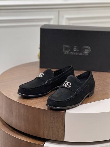 新品Dolce&Gabb*_Dg 高端男士正装鞋休闲皮鞋。 意大利进口头层牛皮鞋面 皮质质感一览无余 小牛皮透气内里 真皮大底高档奢华 款式独特 细节精工细作！