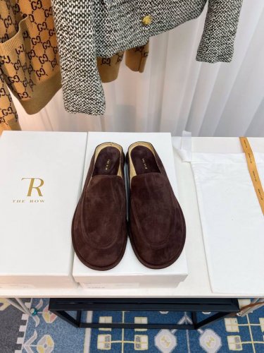 the Row_新款复古乐福半拖 新款The Row半拖鞋，第一眼看到这个鞋子就爱上了，带点复古味随意搭配都好看！各大网红博主都在穿它，前后无港宝，整个鞋子非常