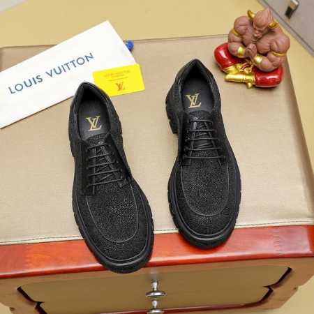 Louis Vuitton 路易威登 新款官网爆款！原版一比一复刻，那种沉稳内涵儒雅的品味无法言喻的开启时尚鞋履的旅程从容应对各种场合！大牌的气势不言而明！上脚 - 点击图像关闭