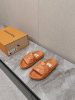 Lv 路易威登专柜早春新款 压花Logo情侣拖鞋糖果色系列！鞋面和大底都是采用柔软Tpu材料底床pu材料 Size：35-46 大量现货
