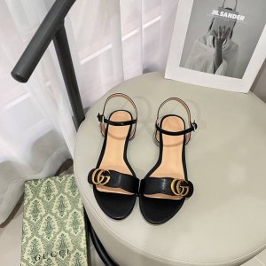 橙子出厂价p gucci 古驰2025新款 经典一字带搭扣平底凉鞋 时装周新款 小红书抢先热搜 凉鞋经典 古驰专属 码数 35-42