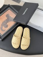 Chanel 25K新款拖鞋 这一季的蜜儿拖上脚太好看了 上脚巨显细长 灰常滴高级！ 鞋面牛皮 内里羊皮 Size:35-39 其他码数定做