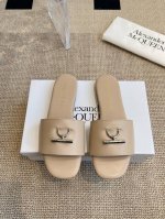 橙子出厂价p alexander Mcqueen 亚历山大 麦昆 春夏新款 平底拖鞋 一字拖 休闲凉拖 原版复刻定制 搭配金属扣刻Mcq标志 轻松穿出大长腿 舒