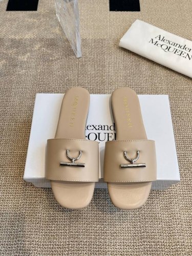 橙子出厂价p alexander Mcqueen 亚历山大 麦昆 春夏新款 平底拖鞋 一字拖 休闲凉拖 原版复刻定制 搭配金属扣刻Mcq标志 轻松穿出大长腿 舒