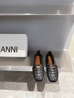 ganni 小众潮牌25Ss春夏新款系带芭蕾舞鞋 对Gann的德比鞋一见钟情 念念不忘必有回响 出了经典黑白色又出了这个红色 鞋底比较薄 后脚那里做了褶皱弹力处