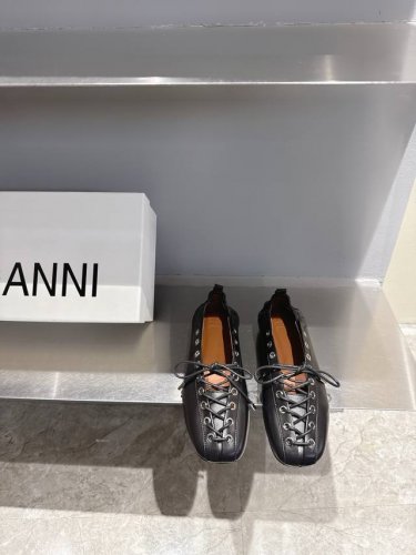 ganni 小众潮牌25Ss春夏新款系带芭蕾舞鞋 对Gann的德比鞋一见钟情 念念不忘必有回响 出了经典黑白色又出了这个红色 鞋底比较薄 后脚那里做了褶皱弹力处