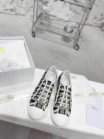 p直销 女鞋 女装 Walk N Dior 刺绣帆布鞋平底休闲鞋 情人节限定款板鞋系列 全棉丝双面立体刺绣，正品店抢购排单爆款，Ins明星网红凹造型秀。 此款鞋 - 点击图像关闭
