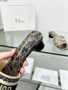 CD迪奥女士老花刺绣皮底中跟拖鞋克里斯丁迪奥一直是华丽与高雅的代名词，Oblique 印花棉质刺绣鞋面，原版定型，全套包装面料: 原版定制进口Oblique 印
