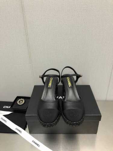 CHANE* 小香玛丽珍中空坡跟凉鞋水台是原版一致花色草编！！整体鞋身更加修长加上包头设计 立体感很强 能包容各种脚型哦～ 鞋面，混种羊皮 内里 垫脚：羊皮 鞋