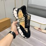 出厂价 巴宝利最新款休闲男鞋 休闲时尚爆款， 版型简洁大气， 面料采用进口牛皮配原版布料，透气网布内里，原版耐磨橡胶大底，独家新款，实物拍摄，两色可选，码数：3