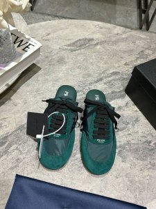Prada 普拉达春夏秀款薄底德训鞋半拖女 25ss秀款出境率最高的单品 鞋面麂皮有肌理感，内里羊皮包裹，软软糯糯的 鞋垫加厚小羊皮，踩上去无比舒适，有支撑感，