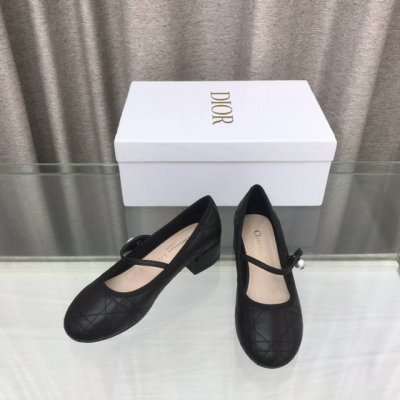 dior24Ss早春新款珍珠芭蕾舞鞋 这是一款绗缝牛皮革精心制作 饰以藤格纹图案 搭配弹力皮革系带和白色Cd树脂珠饰 别具一格 跟高 4.5Cm 大底 真皮大底