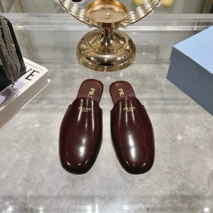 出厂 男款10情侣款Prada普拉达25春夏走秀新款平底方头包头半拖 简单的设计大概就是它最让人喜欢的点 不是烂大街的那种 很有自己的品牌个性！上脚美爆好看又时