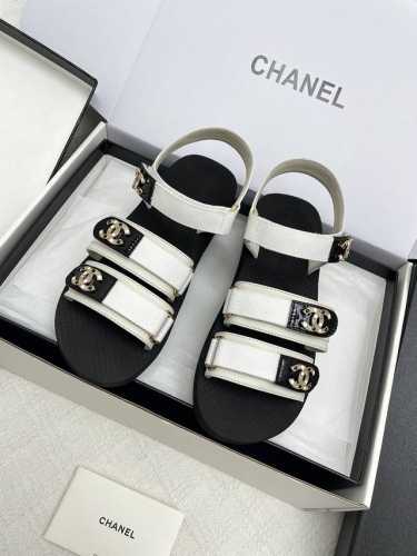 飞机盒10 Chanel 小香2025Ss春夏最新走秀款双C钻扣魔术贴凉鞋 轻奢而不累脚、上脚可随意搭配春夏的服饰、更加彰显质感和品味、简约中带奢华的外观、哪怕