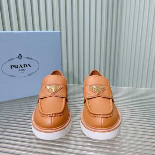 Prada**24aw新款乐福鞋 荔枝纹牛皮面里牛皮 橡胶底 这款鞋面搭配三角牌金属扣，中和了整个鞋子的气质，完全不会特别正式或者老气，有点俏皮感觉但完全不会甜