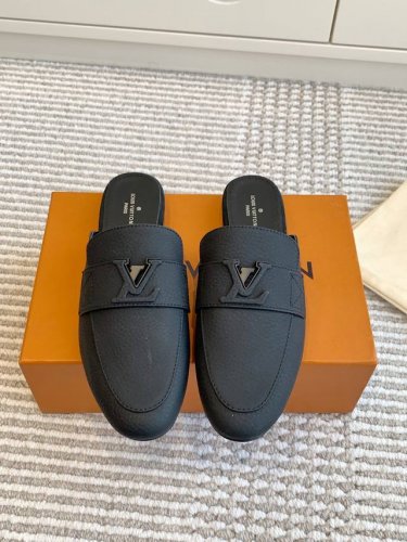 批拖鞋 乐福 L驴家新品capri系列v扣穆勒鞋 乐福鞋顶级品质本款 LV Capri 露跟乐福鞋取材原色丹宁布，洋溢夏日悠闲气息。皮革饰带配有局部包覆皮革的
