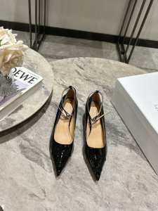 maison Margiela马吉拉小猫跟尖头单鞋 一款所有女性都不会拒绝的鞋，Kinkies系列的高跟鞋非常具有女性的魅力，是海盗爷为马吉拉留下的一款小猫跟的