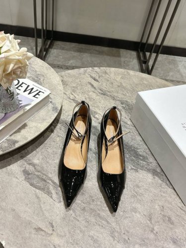 maison Margiela马吉拉小猫跟尖头单鞋 一款所有女性都不会拒绝的鞋，Kinkies系列的高跟鞋非常具有女性的魅力，是海盗爷为马吉拉留下的一款小猫跟的