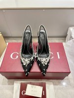 出 P430 Gucci 2025春夏季新品 水晶浅口鞋手工缝钻新款奢华水晶钻链高跟鞋魅力尖头后空真丛绸缎高级质感细高跟慕勒鞋原汁原味原单品质每个细节皆经过精心