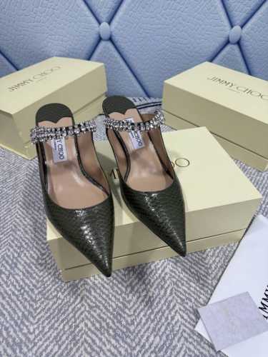 Jimmy Choo 吉米周 是一个非常全面之尊贵时尚生活品牌 香港,美国等大时尚博主及明星的同款表带女士短靴系列 澳大利亚尖头 圆头系列 简直是美上天了 爱上