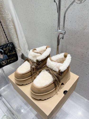 UGG 新款明星同款拼色厚底毛毛拖鞋 半拖 短靴 雪地靴 内里羊毛一体 保暖性能卓越 耐磨橡胶底 鞋子抓地力更好 拥有这一双UGG 让小脚丫在寒冷冬日始终温暖舒