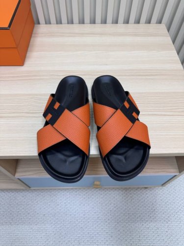 情侣款 25最新上市交叉拖 Hermes 爱马仕火到不行的情侣款二舅拖 最新五金扣凉鞋拖鞋,搭配各种彩色袜子，潮爆了！ 鞋面：进口荔枝纹牛皮 内里：进口牛皮 大