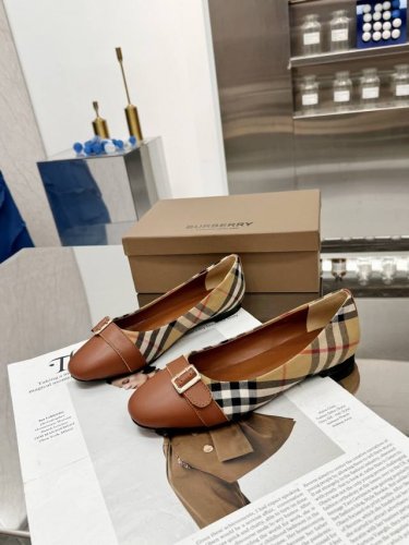 冲量价: 巴宝利Burberry 经典格纹平底鞋 迄今为止最不挑人最不限年龄的一款鞋子 谁穿都好看别小瞧布面的成本 我们的鞋面采用三层贴布工艺 单外层格纹进口纤