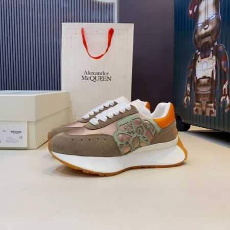 上新啦！ Alexander Mcqueen 亚历山大麦昆 新款 阔型运动休闲鞋新色！ 后尾十拼色真的是太有特色太好看了，一眼爱！顶级版本！ 春夏秋冬一年又一年 - 点击图像关闭