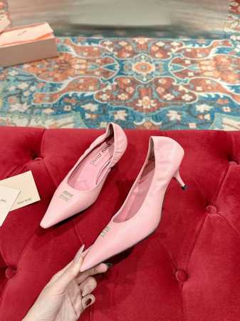 Miu Miu 缪缪 25 早春新品 专柜主打最新走秀款 单鞋系尖头高跟鞋缪家高货 顶级工艺打造精品质感 无敌舒适 绝对是一见钟情款！时尚百搭，人手必备！鞋面: - 点击图像关闭