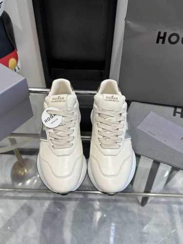 Hogan H601系列 24ss情侣款 运动鞋 兼具个性设计和复古元素，轻便鞋底沿袭261系列款式，增添了圈线细节和H形凸起图案，抓地性能优越。 鞋面为绒面皮