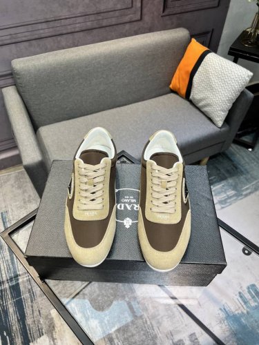 prada 普拉达 采用原版牛反绒 真皮内里 原版发泡耐磨柔软大底 休闲运动版 年轻时尚 欧美潮流 英伦风格 实物图片色。标准码：男码38 44 45可以定做