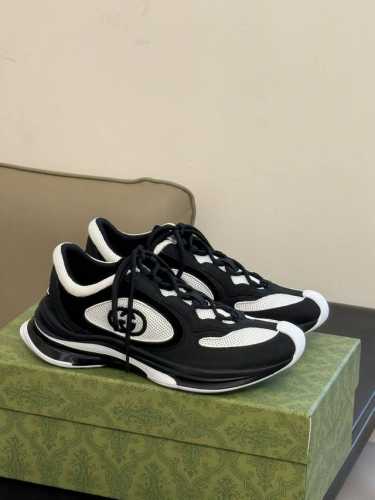 顶级版本 Gucci fw23 new arrival～ gucci run 情侣款跑鞋新品 鞋型的线条感以及不同材质和颜色的配搭，简直可以登上年度跑鞋top3