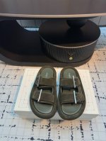 alexander Mcqueen 麦昆 25Ss早春新款增高厚底搭扣拖鞋 搭配利落年轻的设计 舒适百搭的同时也具备出色的耐用性 融合了时尚与舒适的完美平衡高雅