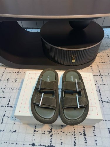 alexander Mcqueen 麦昆 25Ss早春新款增高厚底搭扣拖鞋 搭配利落年轻的设计 舒适百搭的同时也具备出色的耐用性 融合了时尚与舒适的完美平衡高雅