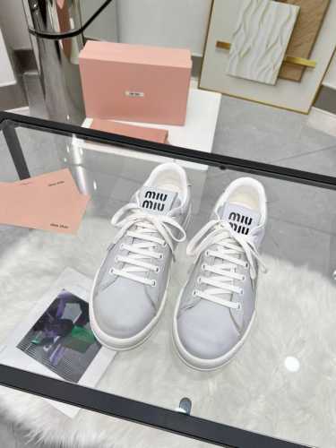 MiuMiu 缪缪 休闲小白鞋，美到心坎上啦！柔软的真皮材质，触感细腻，亲肤舒适。 独特的设计，时尚又百搭，无论是搭配牛仔裤还是裙子，都能轻松驾驭。 size：