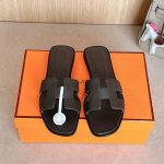 可配飞机盒50出厂价p Hermes 爱马仕H拖鞋Oran凉鞋系列 时尚又百搭 超级舒服 每个细节都做到极致 原版Epson掌纹面料 原版1:1独家私模鞋面 原