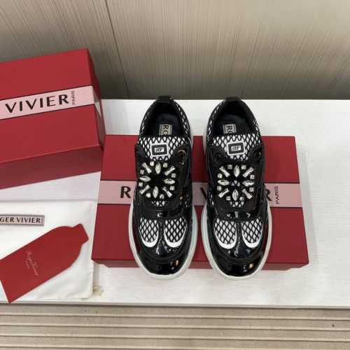 出厂价 顶级品质 Rv新款Roger Vivier品牌2025 Viv‘Motor系列最美运动休闲鞋～ 顶级版本 维维亚精致风格，皮革拼镜面织物和网眼面料制成点