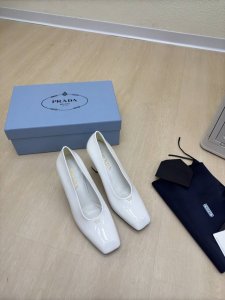 经典单鞋系列 白色 Prada 简约设计 搭配三角标 Logo 的设计和简约的线条 很有格调 简单纯粹得色调 原版开模 舒适炸街 小牛漆皮Logo 擦色工艺 引