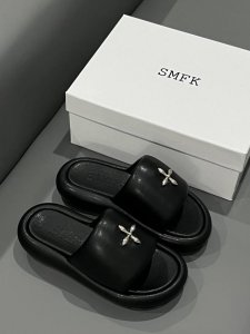 橙子出厂价 SMFK 2024新款 十字花系列面包拖鞋 厚底凉拖 抢先首发，上脚萌到我了，非常可爱，简单百搭的极简风国潮，新作继承了诸多品牌制胜的流行元素，势必
