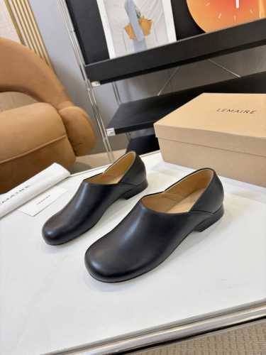 price: 品 牌： Lemaire 2025春夏新款僧侣鞋法式慵懒，简约而不失格调绑带设计，是随性与精致的融合，太美貌了 鞋面：牛皮 内里：羊皮内里 大底：