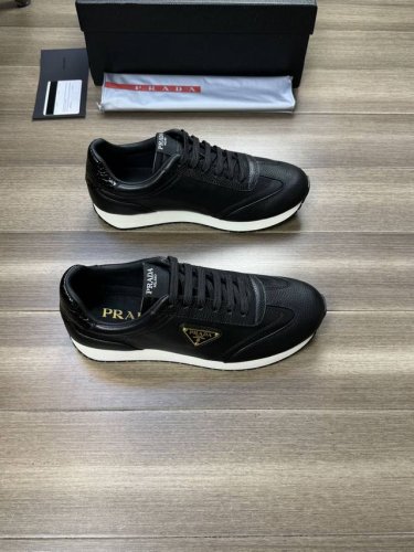 Prada 普拉达 -高端品质 原单 -鞋面：进口纳帕小牛皮、摔纹小牛皮、鞋身品牌金属扣件 -内里：水染牛皮 -大底：超轻tpu 橡胶；双色成型大底 -超高品控