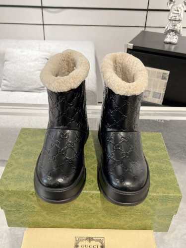 Gucci 女士压纹雪地靴 羊毛短靴 全新系列聚焦基础廓形与经典细节。这款女士便鞋选用品牌独具辨识度的GG绒面材质匠心制作，经典马衔扣元素更添品牌标识内涵。 鞋