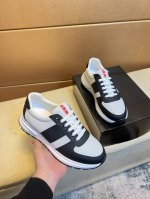 原单品质独家首发 普拉达～独特现代风运动鞋。休闲乐福原版布配皮 牛里 拒绝脱色磨脚 鞋底：原厂特供原版底，超酷 系带走路都带风风格设计 超舒服耐磨防滑原版底 。