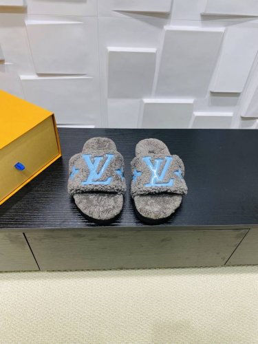 Louis vuitton 2024新款羊毛拖鞋细柔软羊毛 頂级品质纯皮毛一体直毛打造！超温暖的感觉，穿上仿佛踩在云朵上LV经典老花装饰，精致高级！让这双毛拖