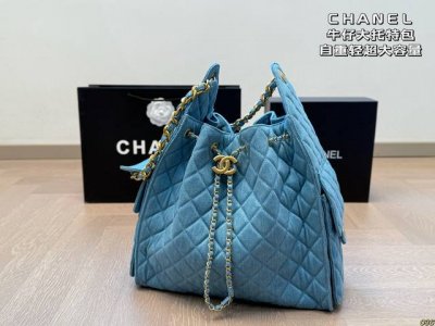 Chanel 香奈儿牛仔大托特包 自重轻，超大容量，手提可肩背 休闲随性的感觉，上身非常帅气 尺寸34 32