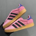 档口现货 公司级 鞋面双拼色 羚羊内训 德训 低帮板鞋 玫粉藏蓝色Adidas Gazelle Indoor Trainers 羚羊内训系列低帮复古百搭休闲运动