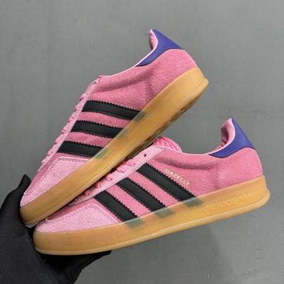 档口现货 公司级 鞋面双拼色 羚羊内训 德训 低帮板鞋 玫粉藏蓝色Adidas Gazelle Indoor Trainers 羚羊内训系列低帮复古百搭休闲运动