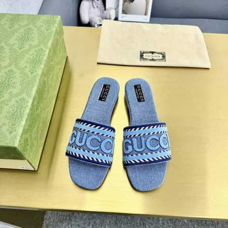 顶级版本 2024春夏新款平底手写体Gucci标识刺绣丹宁牛仔G G凉鞋拖鞋顶级品质 最高版！ 备受宠爱的丹宁面料透过Gucci美学视觉再次融入盎然新意。这款凉 - 点击图像关闭