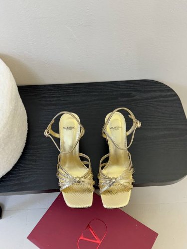 Valentino 华伦天奴专柜新品彩色宝石跟高跟凉鞋鞋跟镶满BlingBling的各种颜色宝石爆闪优雅高贵特别好看！夏天必不可少 鞋面：进口真丝.金属牛皮 内